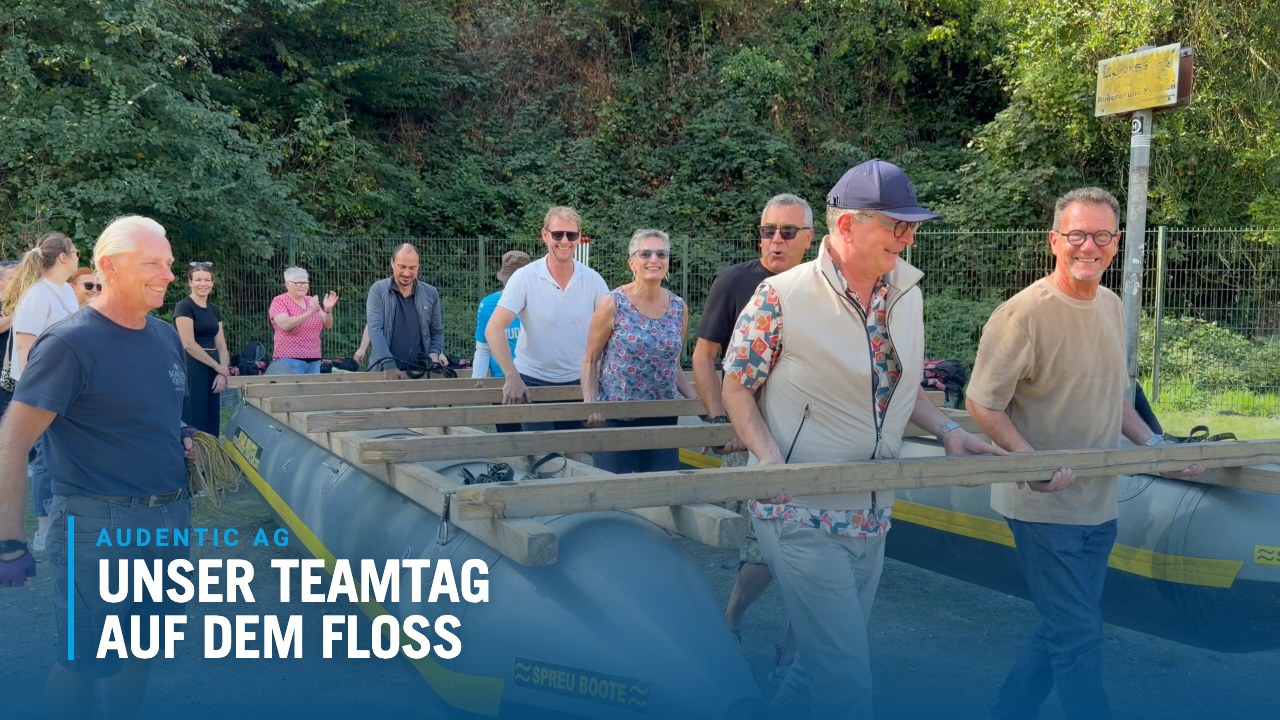 Das Team der Audentic AG tr&auml;gt gemeinsam das Flo&szlig; zum Wasser, Teamtag 2026